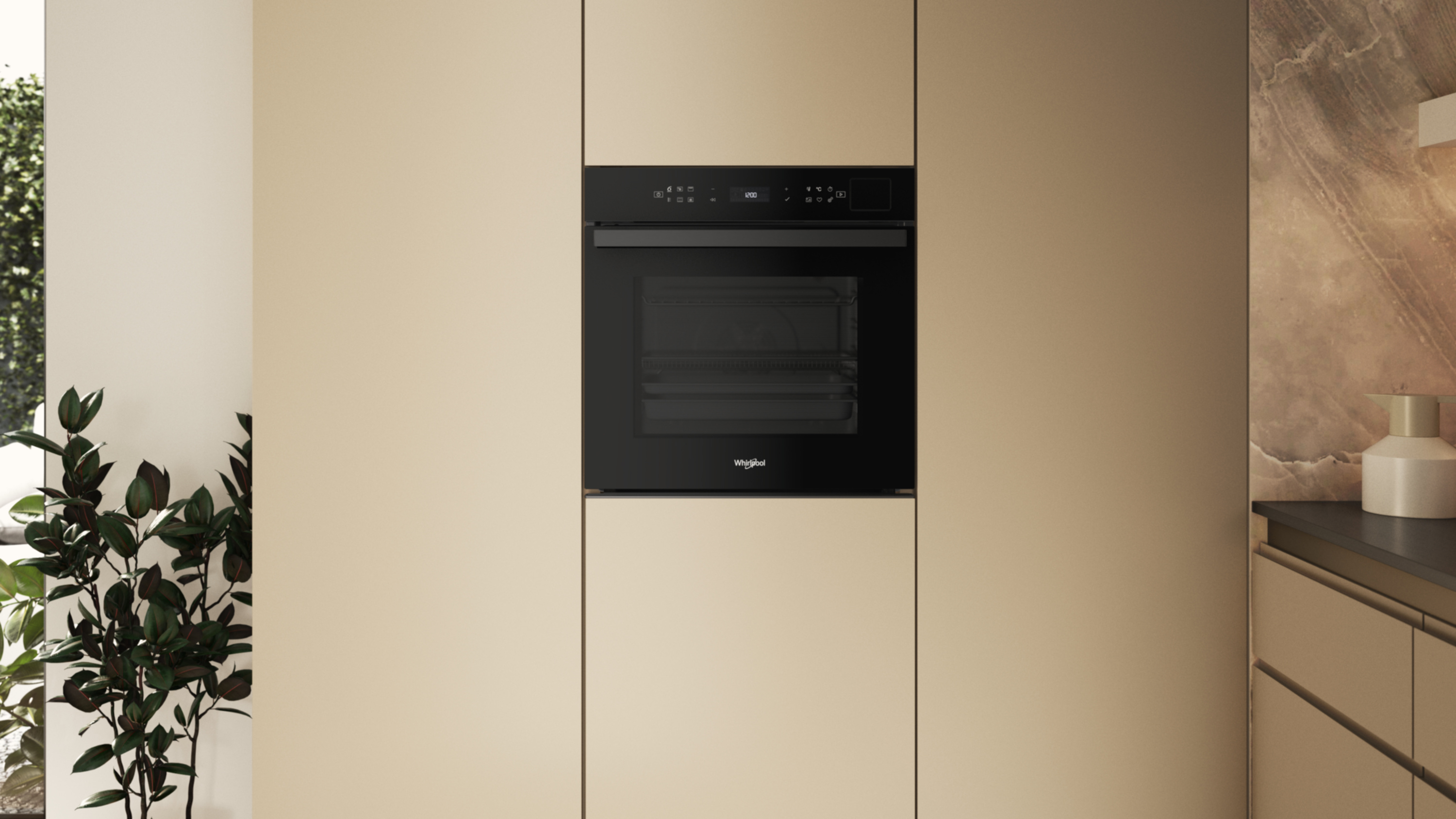 Nowoczesna kuchnia z wbudowanym czarnym piekarnikiem. Beżowe szafki otaczają piekarnik. Po lewej roślina.