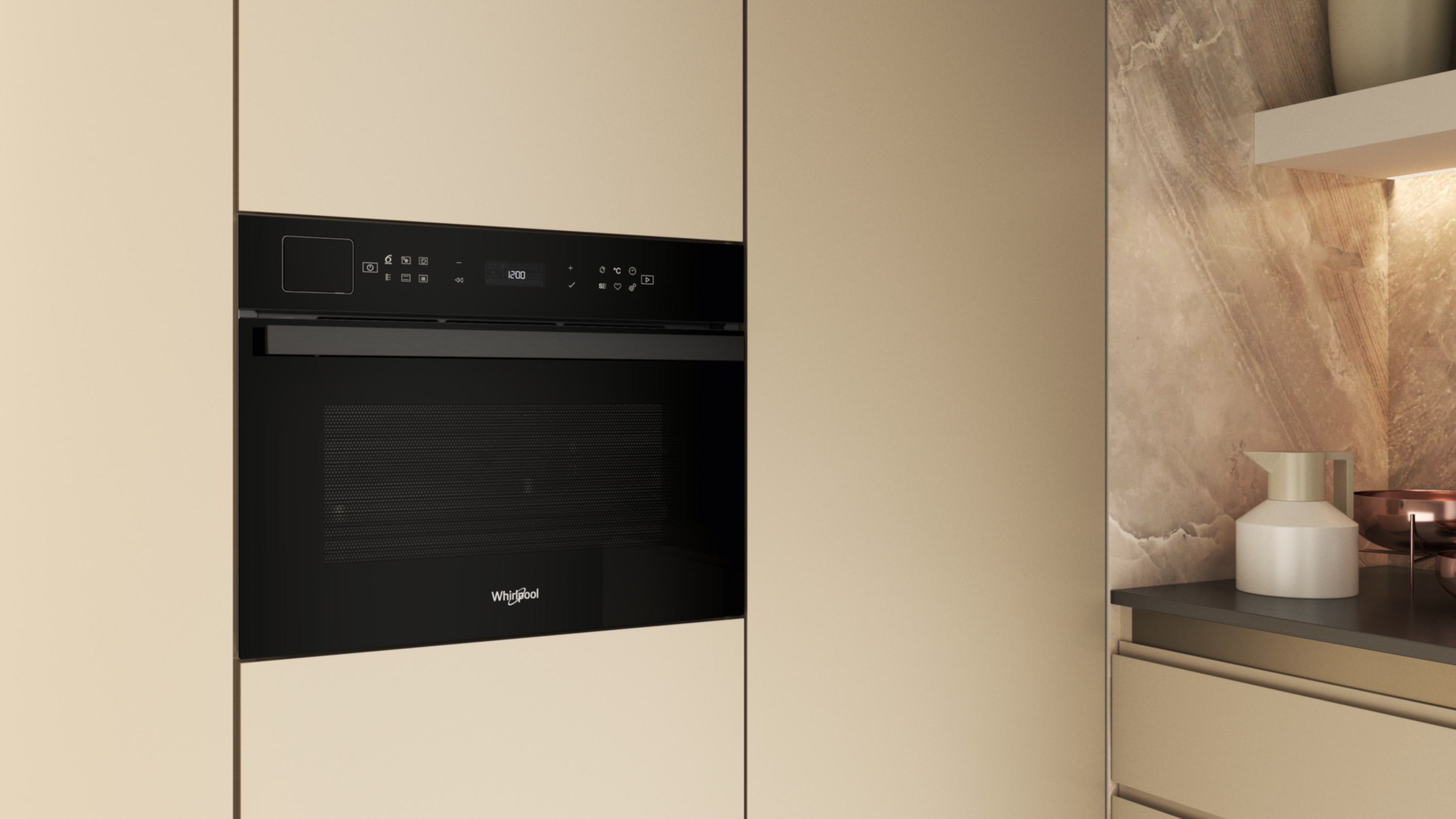 Wbudowany czarny piekarnik Whirlpool w jasnobeżowej kuchni. Biały dzbanek i miedziana miska na blacie.