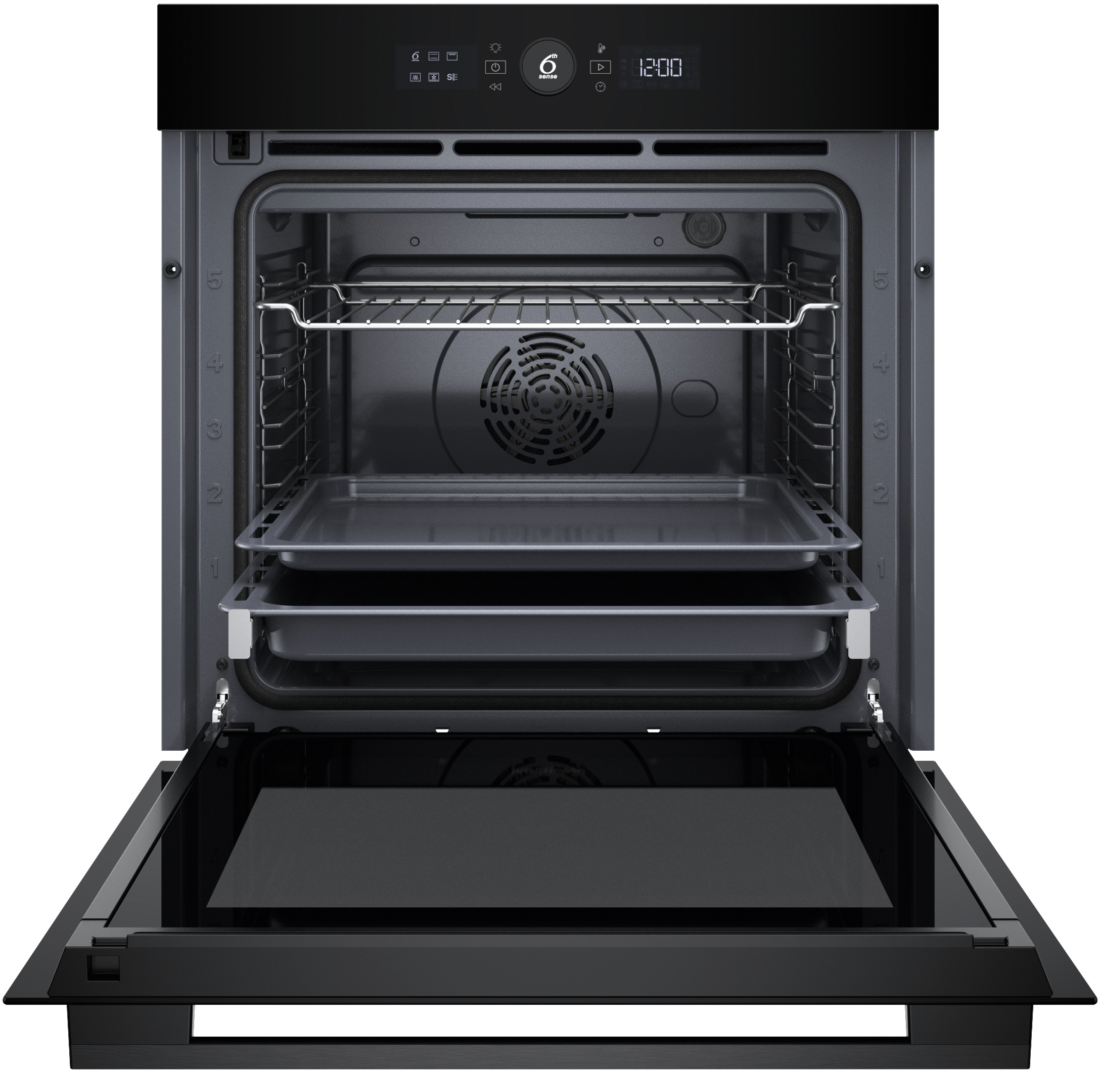 Otwarty czarny piekarnik z widocznymi tacami i rusztami. Drzwi są otwarte. Cyfrowy wyświetlacz pokazuje godzinę.