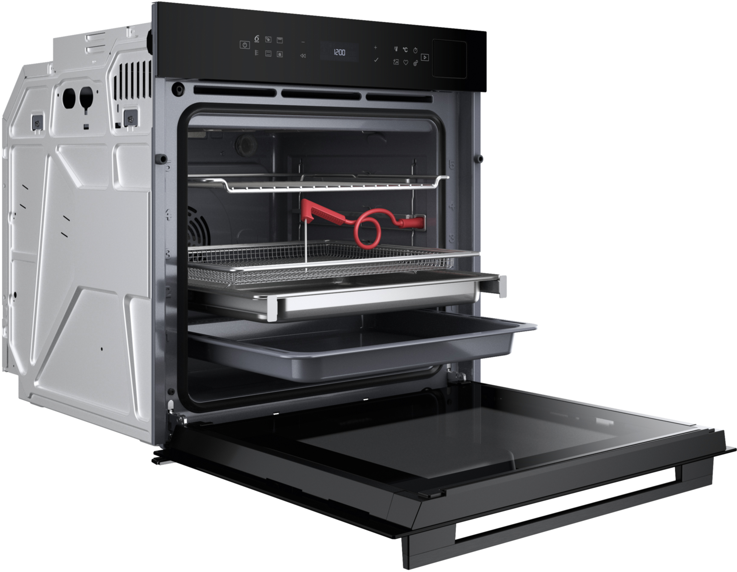 Piekarnik z otwartymi drzwiami. W środku tace i czerwony uchwyt. Panel sterowania pokazuje godzinę.