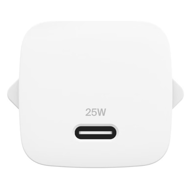 Beyaz bir 25W USB-C şarj cihazı. Yuvarlak köşeli kare şeklinde. Alt kısımda bir USB-C bağlantı noktası vardır.