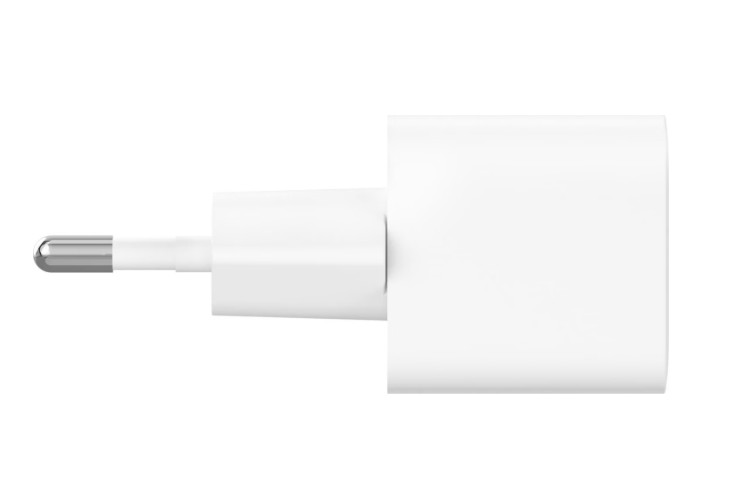 Beyaz bir iPhone şarj cihazı, fiş ve kare gövdeye sahip. Fişin gümüş renkli bir ucu var.