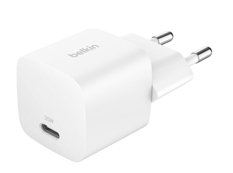 Siyah zemin üzerinde, USB-C portlu ve iki uçlu beyaz bir Belkin 25W şarj cihazı.