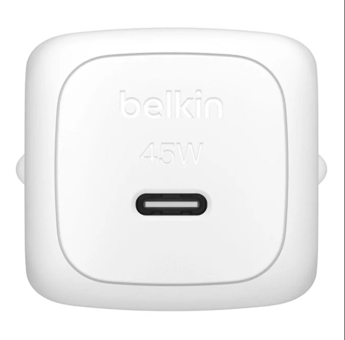 Beyaz Belkin 45W şarj cihazı, USB-C bağlantı noktasıyla. Şarj cihazı, yuvarlak kenarlı bir kare şeklindedir.