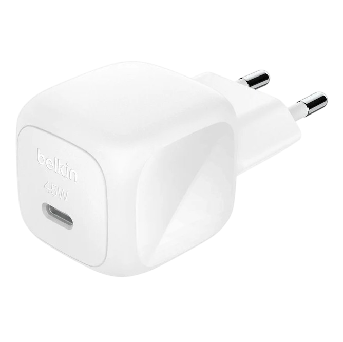 USB-C portlu ve iki metal pimli beyaz bir Belkin 45W şarj cihazı. Şarj cihazı siyah bir arka plan üzerinde.