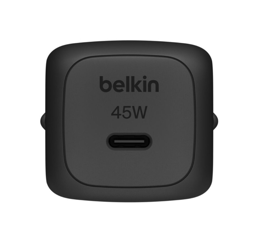 Siyah bir Belkin 45W USB-C şarj cihazı. Yuvarlak köşeli kare şeklinde, USB-C bağlantı noktası ve Belkin logosu var.