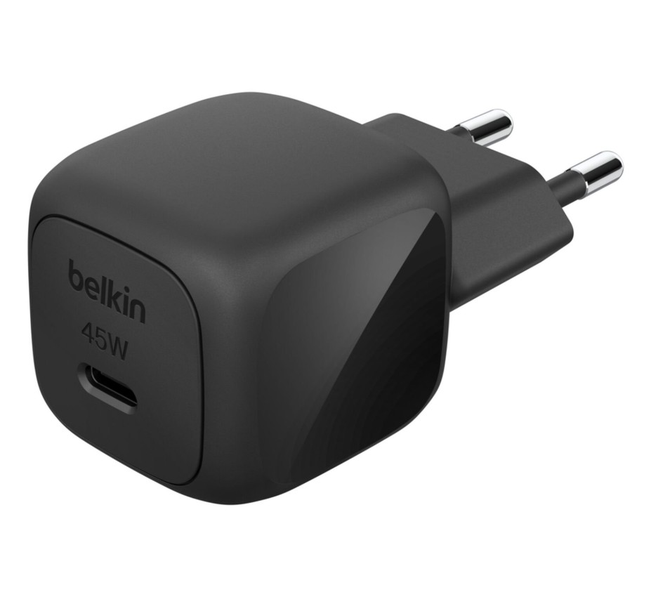 Siyah Belkin 45W şarj cihazı, USB-C bağlantı noktası ve Avrupa fişiyle. Şarj cihazı beyaz bir arka plan üzerinde.