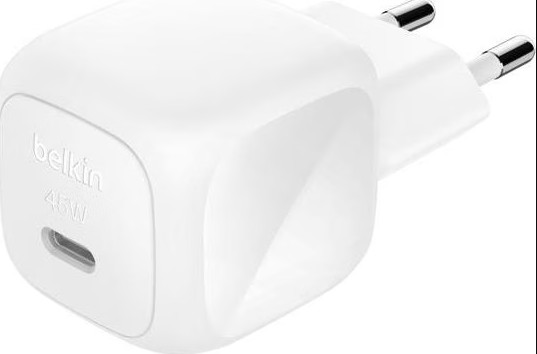 İki uçlu fişli beyaz bir Belkin 45W USB-C şarj cihazı. Şarj cihazı şık bir tasarıma ve bir USB-C portuna sahiptir.