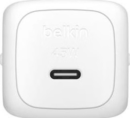 USB-C bağlantı noktasına sahip beyaz Belkin 45W şarj cihazı.