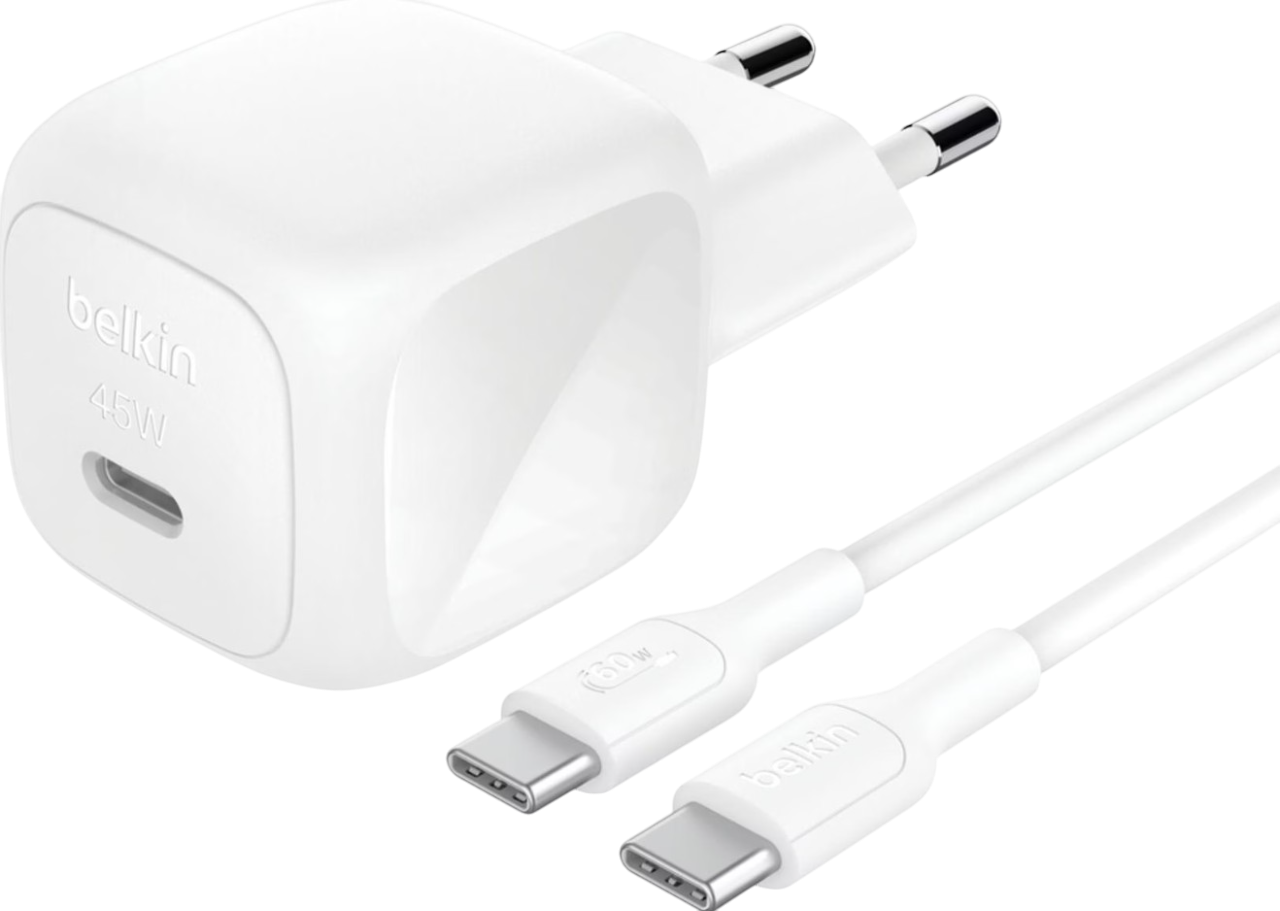 Siyah zemin üzerinde, USB-C portlu beyaz bir Belkin 45W şarj cihazı ve iki beyaz USB-C kablosu.