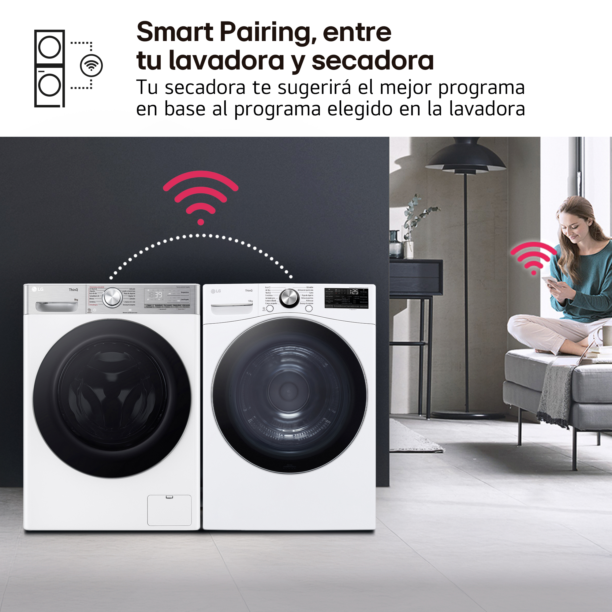 Una mujer con un teléfono está sentada cerca de dos lavadoras blancas. También se ven iconos de WiFi y texto sobre emparejamiento inteligente.