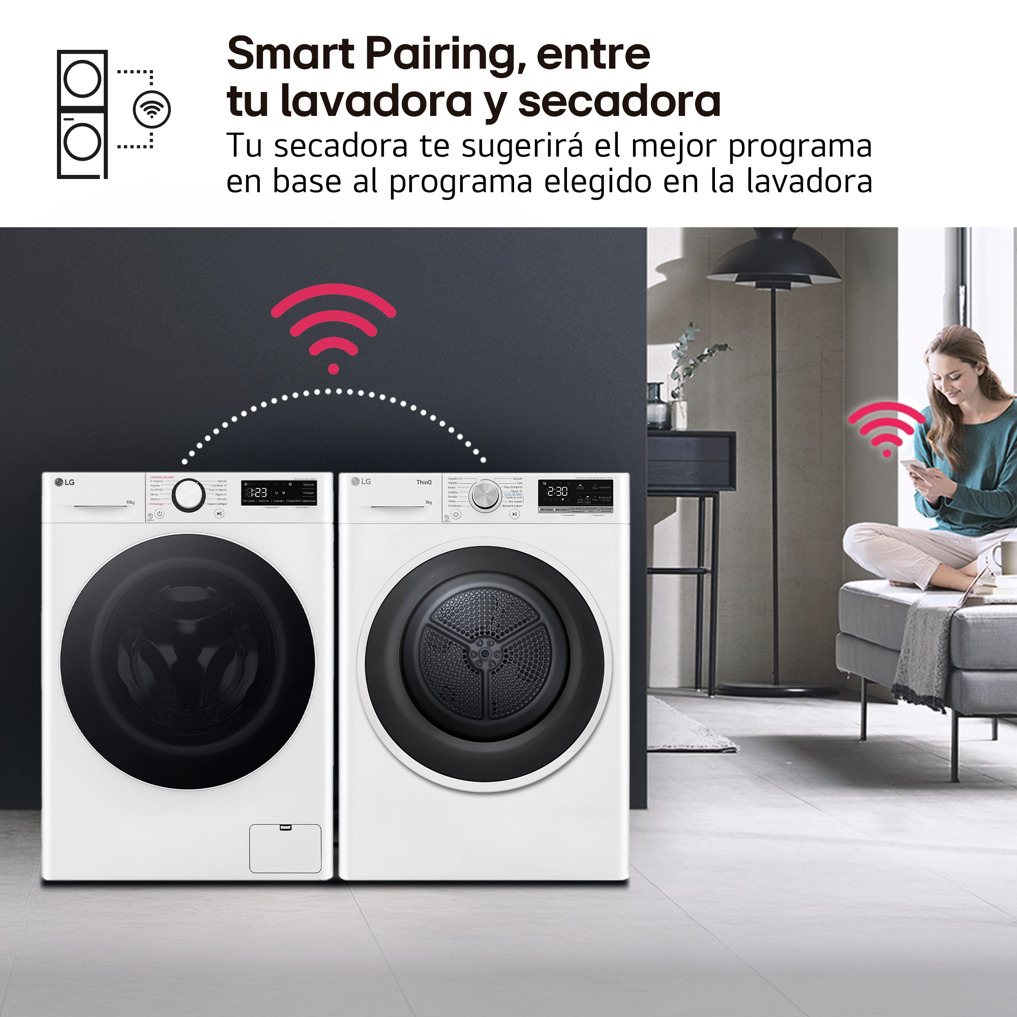 Dos lavadoras blancas con puertas negras. Una mujer está sentada en un sofá sosteniendo un teléfono. Conexión inalámbrica.