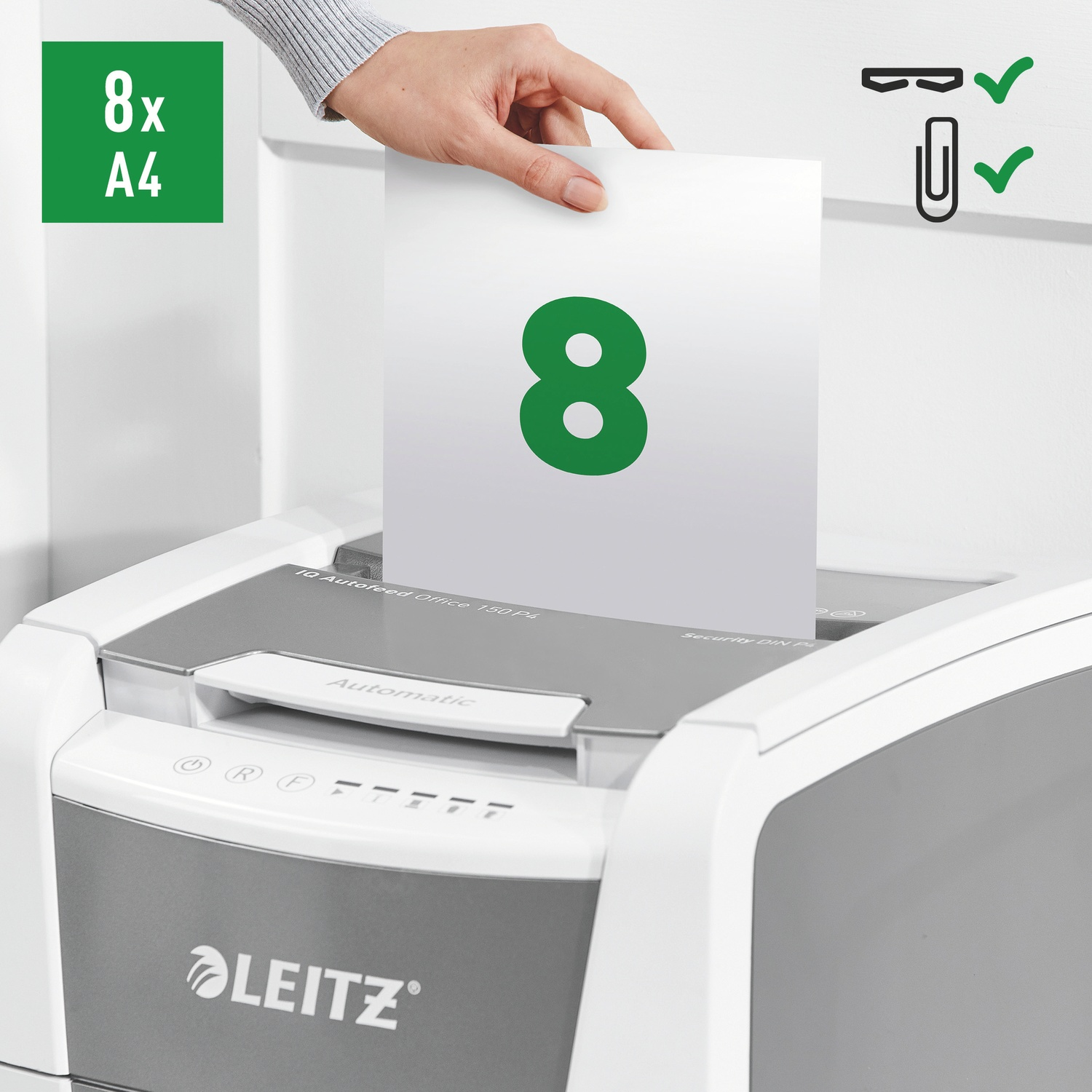 Una mano inserisce un foglio con un numero 8 verde in un distruggidocumenti. Il distruggidocumenti è bianco e grigio con il logo Leitz.