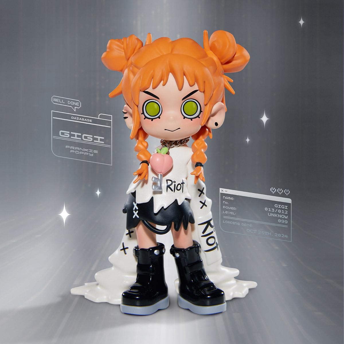 Eine Gigi-Figur mit orangefarbenem Haar, grünen Augen und schwarzen Stiefeln. Sie trägt ein weißes Oberteil mit 'Riot' und einen schwarzen Rock. Der Hintergrund ist grau.