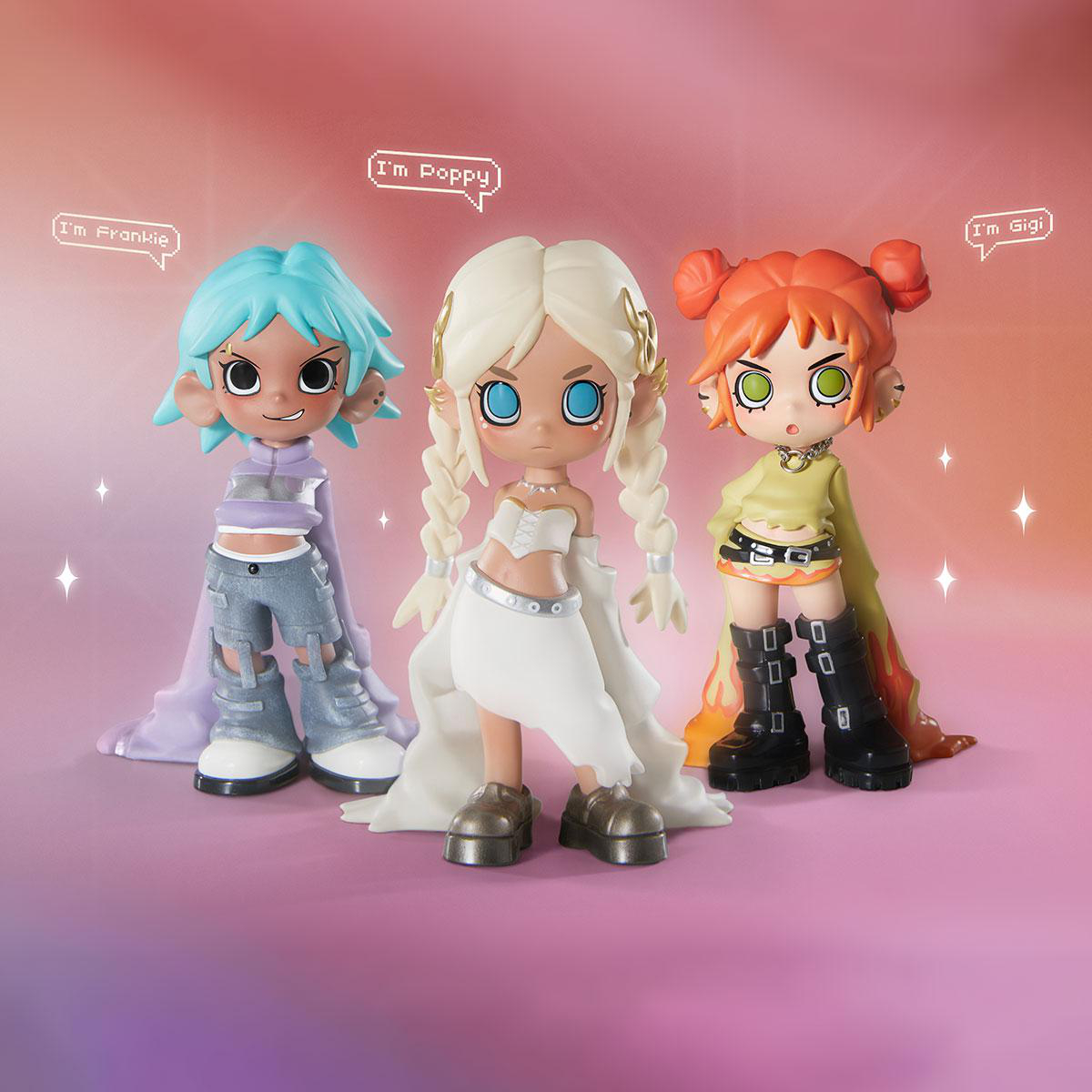 Drei stilisierte Puppenfiguren: Frankie mit blauen Haaren, Poppy mit weißen Haaren und Gigi mit orangen Haaren, die auf pinkem Hintergrund stehen.