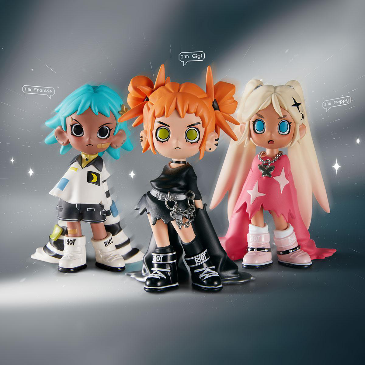 Drei stilisierte Puppenfiguren. Eine mit blauen Haaren, eine mit orangefarbenen Haaren und eine mit blonden Haaren. Jede hat einzigartige Outfits und Accessoires.