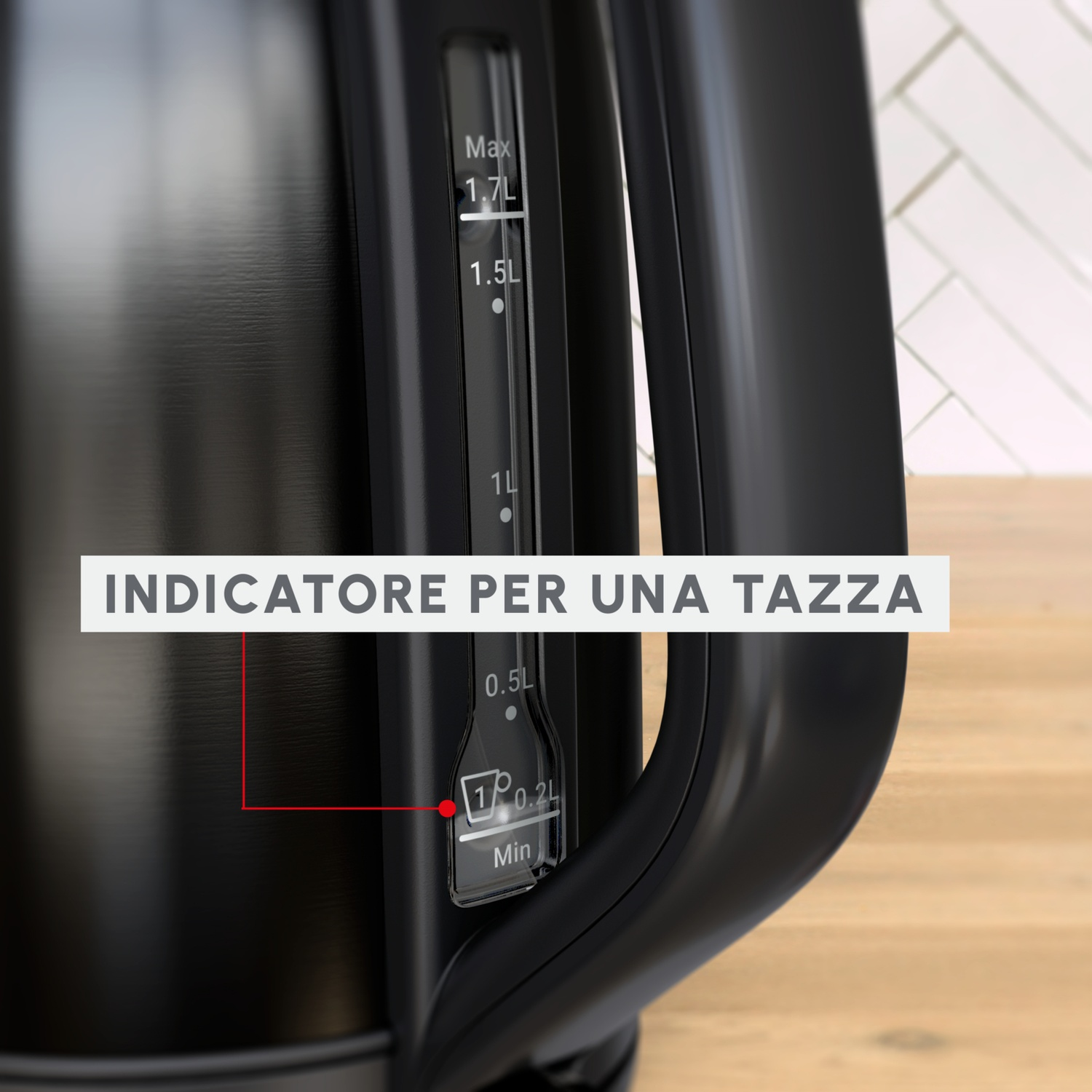 Primo piano di un bollitore elettrico nero. Un indicatore del livello dell'acqua mostra le misurazioni. Il testo dice 'INDICATORE PER UNA TAZZA'.