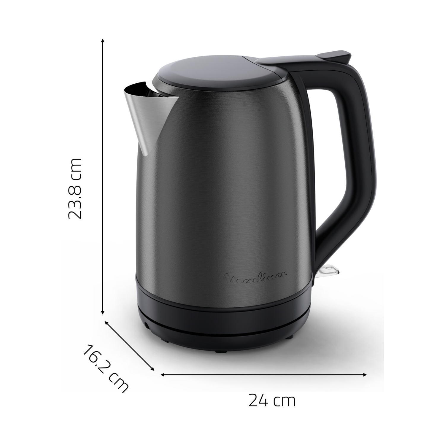 Bollitore elettrico nero con misure: 23,8 cm di altezza, 16,2 cm di larghezza e 24 cm di lunghezza. Con manico, beccuccio e base.