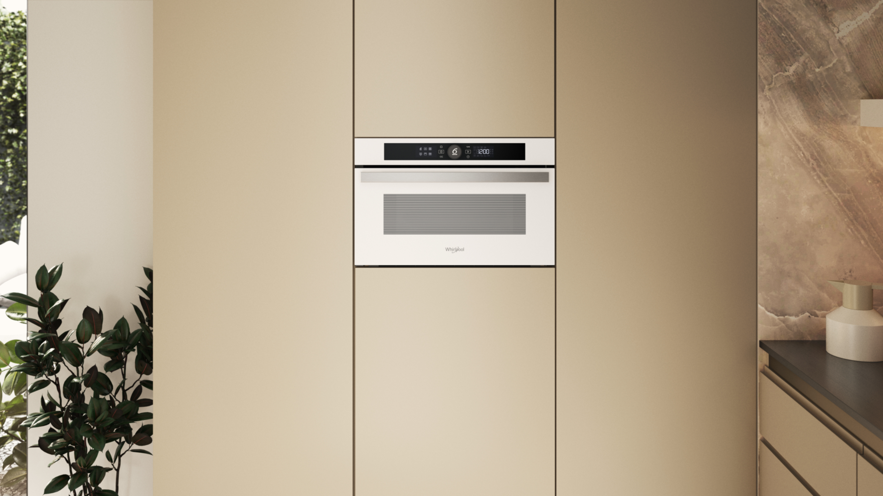 Biała kuchenka mikrofalowa jest wyśrodkowana na beżowej ścianie. Po obu stronach szafki. Po lewej stronie roślina. Tło to kamienna ściana.