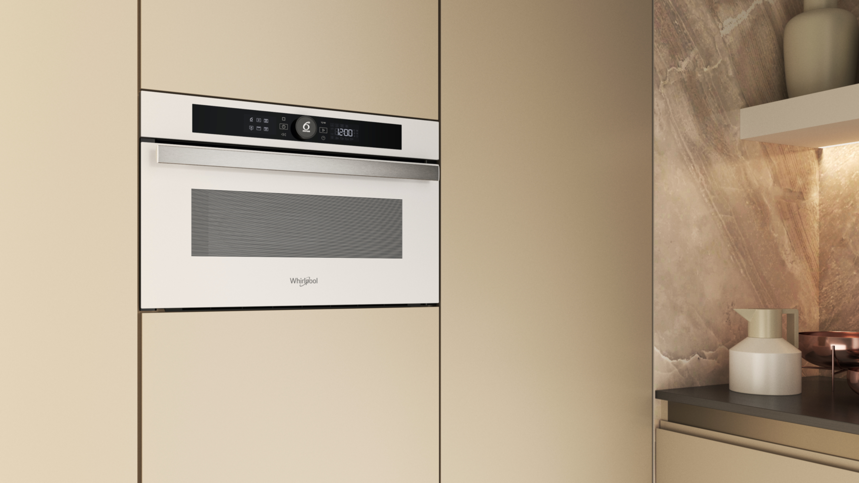 Pokazano wbudowaną kuchenkę mikrofalową Whirlpool. Piekarnik jest w kolorze kremowym i jest zainstalowany w szafce kuchennej.
