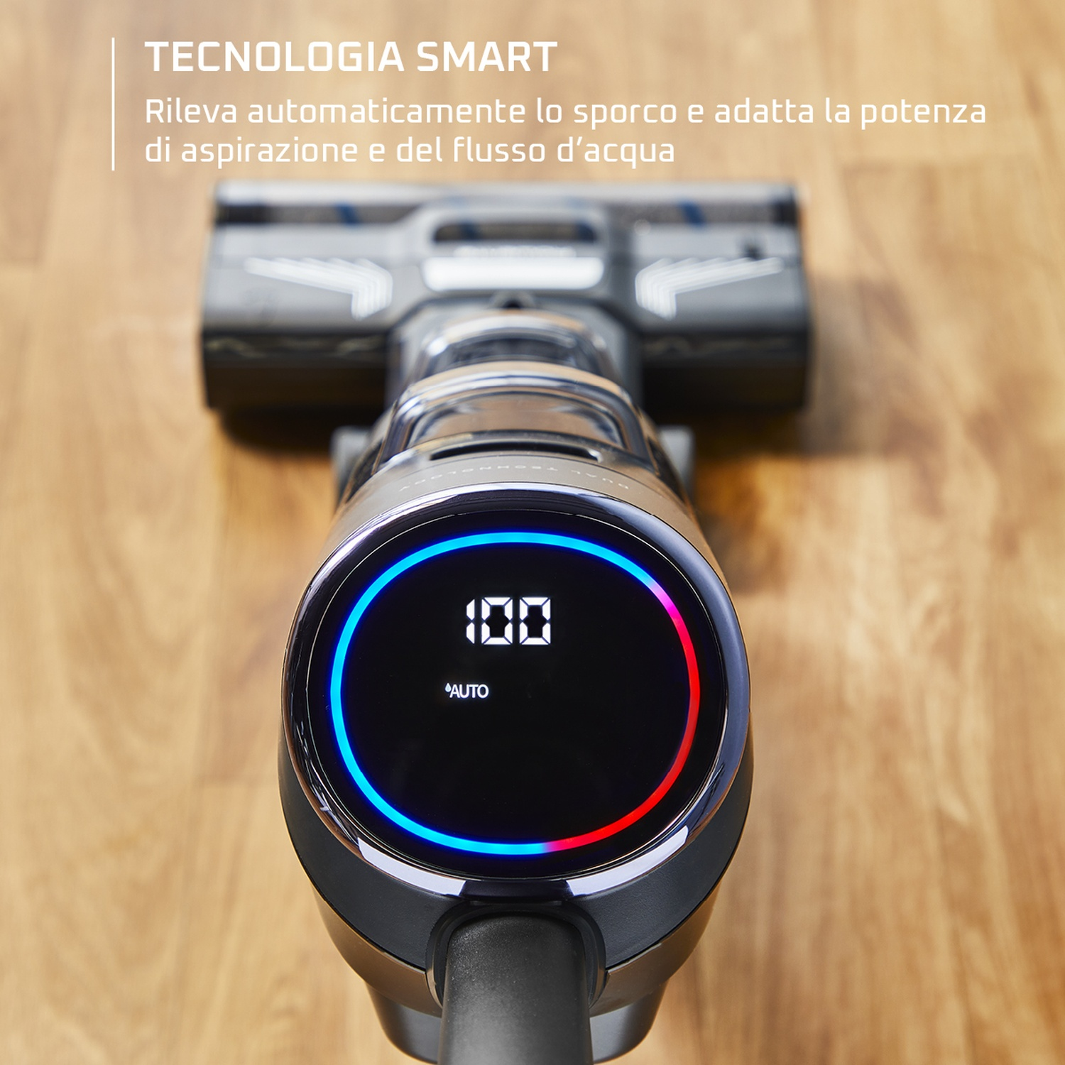 Primo piano del display di un aspirapolvere che mostra 100 e 'AUTO'. Il display è circondato da luci blu e rosse, pavimento in legno.