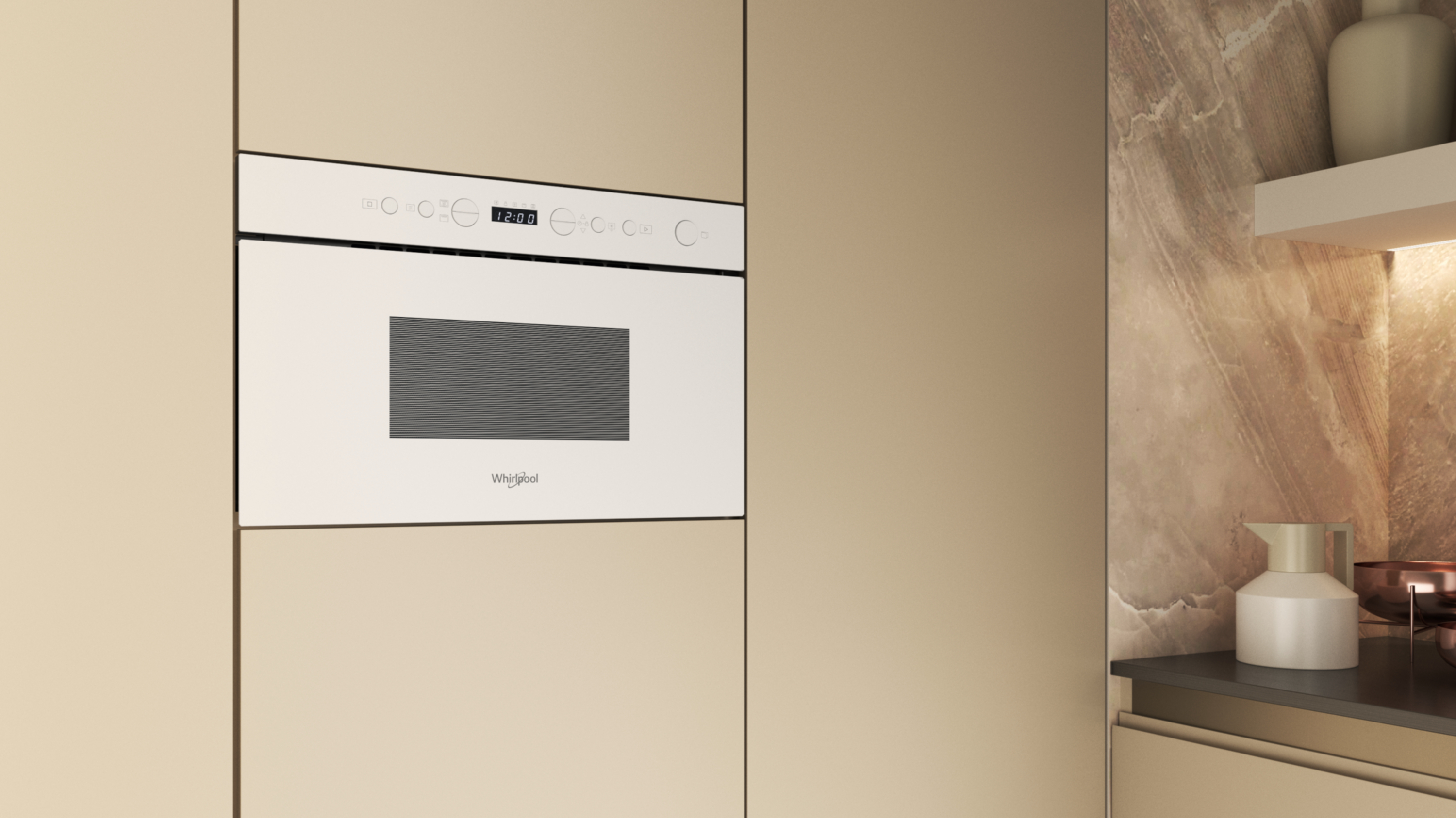 Biała kuchenka mikrofalowa jest wbudowana w beżową ścianę. Po prawej półka z dzbankiem i miskami.