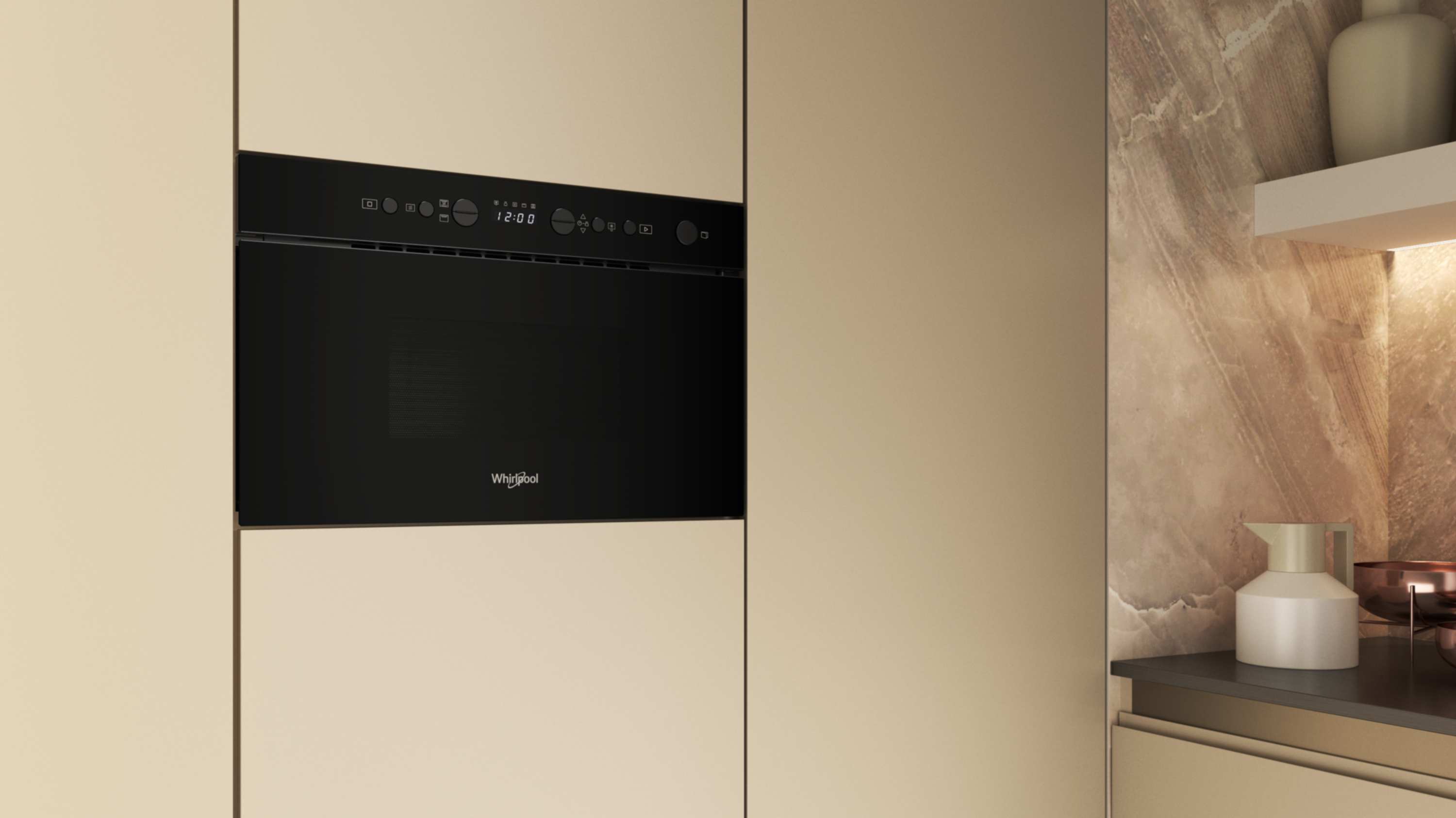 Czarna kuchenka mikrofalowa Whirlpool jest wbudowana w beżową szafkę kuchenną. Półka zawiera biały dzbanek i miedziane miski.