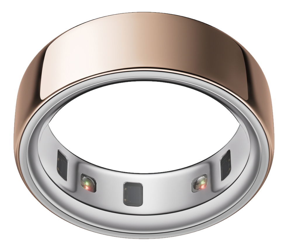 Un anello smart color oro rosa. La fascia esterna è oro rosa, quella interna argentata, con sensori e luci colorate.
