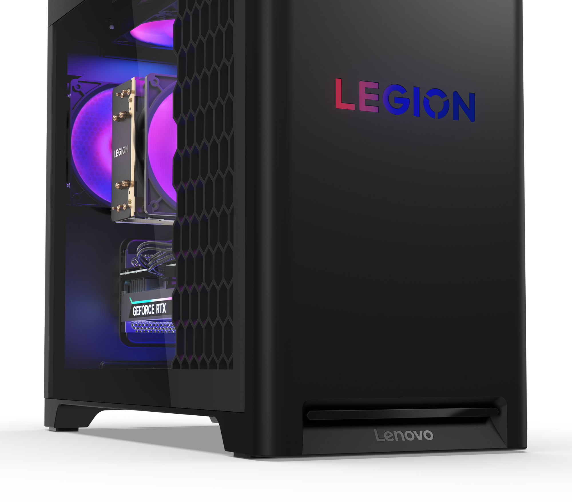 Czarna obudowa komputera z szklanym panelem bocznym. W środku wentylatory i karta graficzna, podświetlane fioletowym i niebieskim światłem.