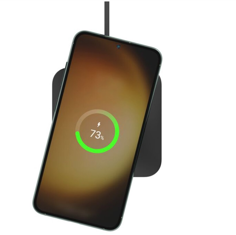 Bir akıllı telefon kablosuz şarj oluyor. Ekran %73 şarj gösteriyor. Telefon siyah, yeşil çerçeveli ve siyah şarj pedinde.
