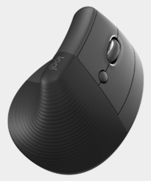 Czarna ergonomiczna mysz komputerowa z kółkiem przewijania i przyciskami, lekko uniesiona na białym tle.