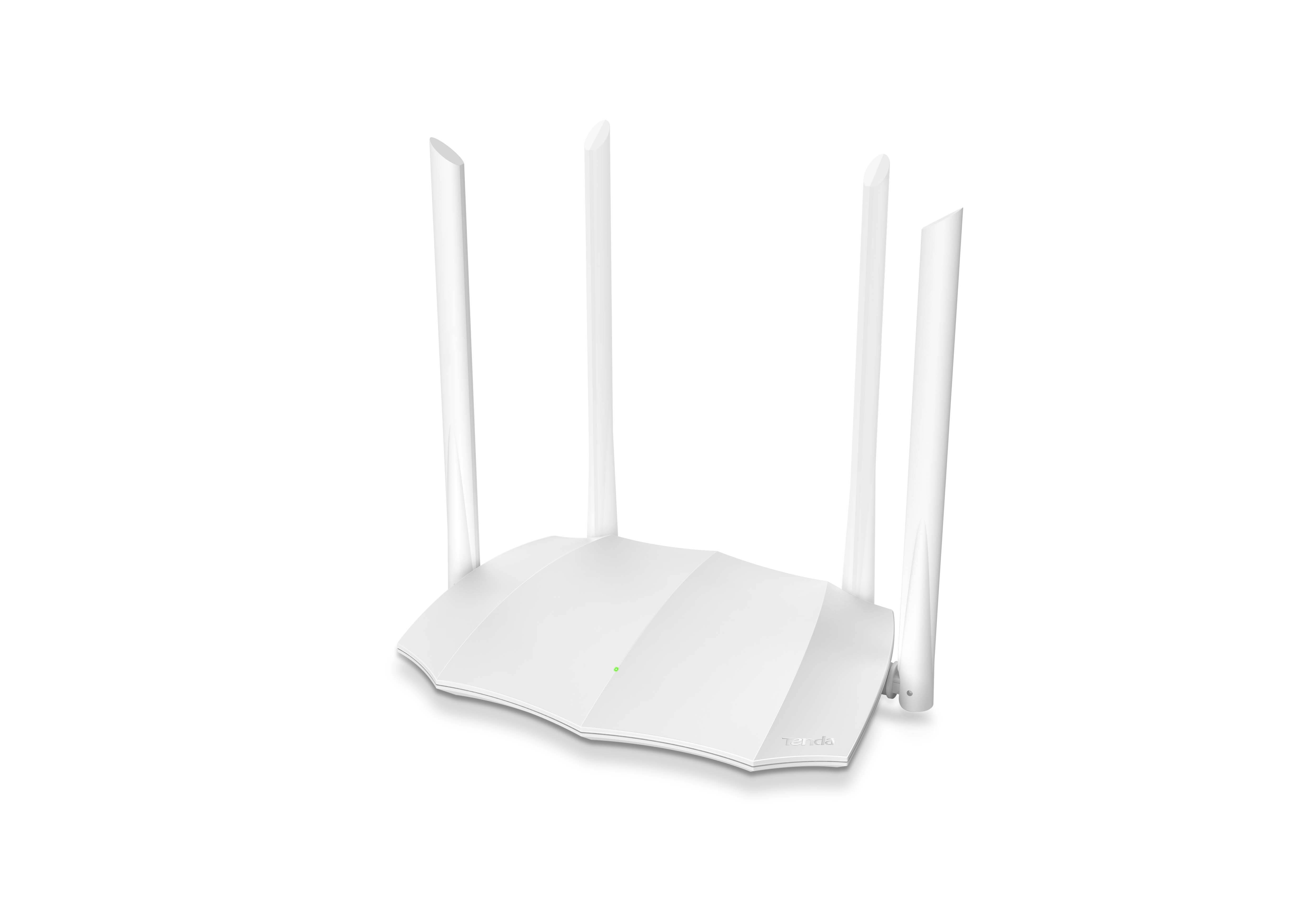 Dört antenli beyaz bir Tenda WiFi yönlendirici. Beyaz bir yüzeyde duruyor. Arka plan da beyaz.
