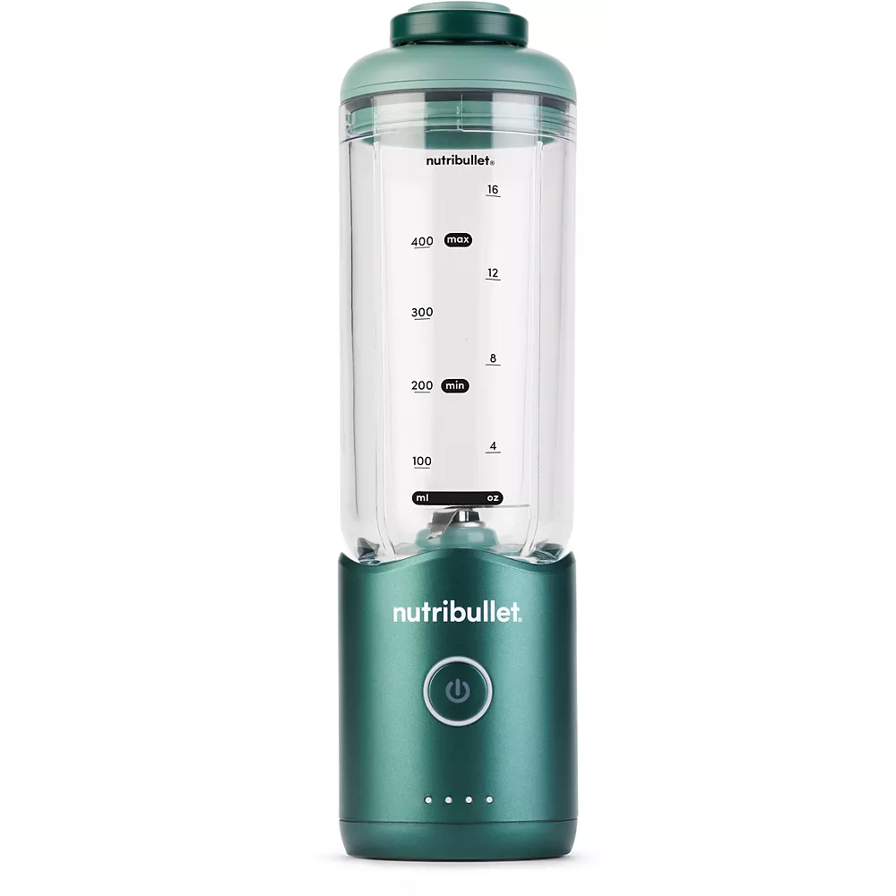 Egy zöld Nutribullet turmixgép átlátszó tartállyal, amelyen mérőjelek láthatók. Be/ki gomb és töltőfények láthatók.