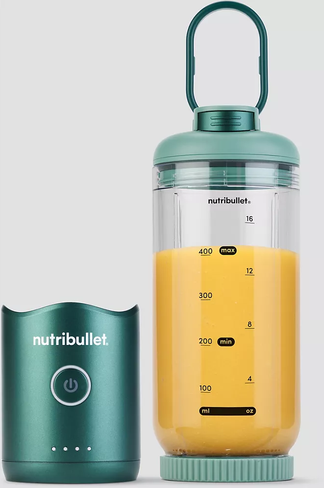 Egy zöld Nutribullet turmixgép narancssárga folyadékkal teli tartállyal és az alappal. A tartályon mérések találhatók.