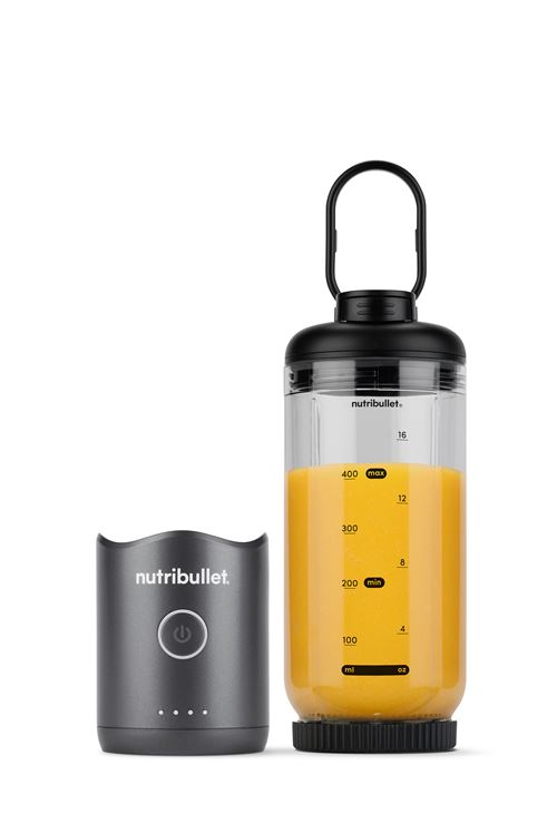 Egy Nutribullet turmixgép fekete alappal és átlátszó tartállyal, narancssárga folyadékkal. Balra egy külön szürke alap található.