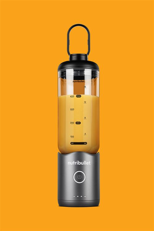 Egy narancssárga folyadékkal töltött Nutribullet turmixgép. Fekete és ezüst, a háttér narancssárga.