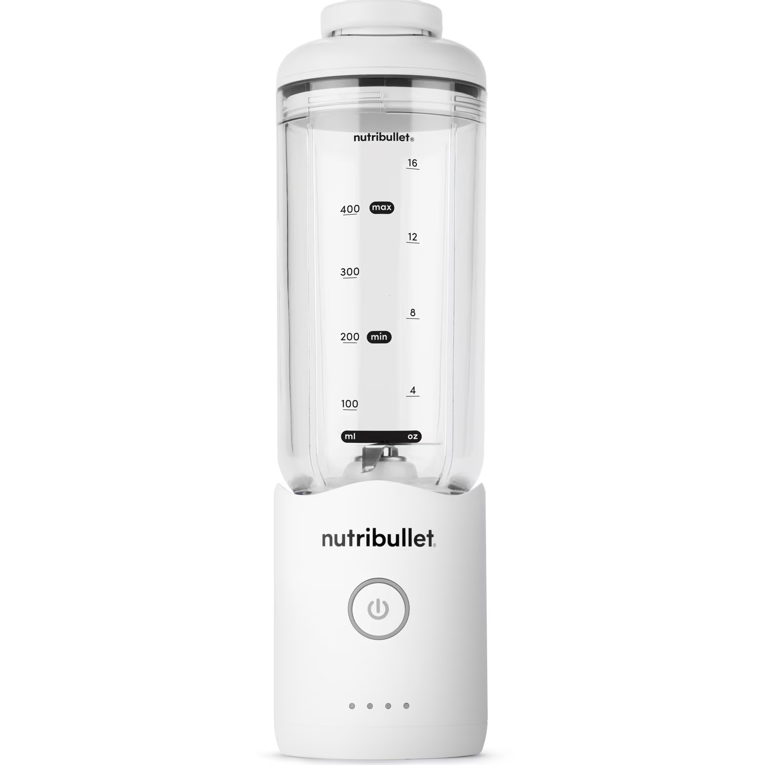 Fehér Nutribullet turmixgép. Átlátszó tartállyal rendelkezik, mérőjelzésekkel és egy fehér alappal, bekapcsológombbal.