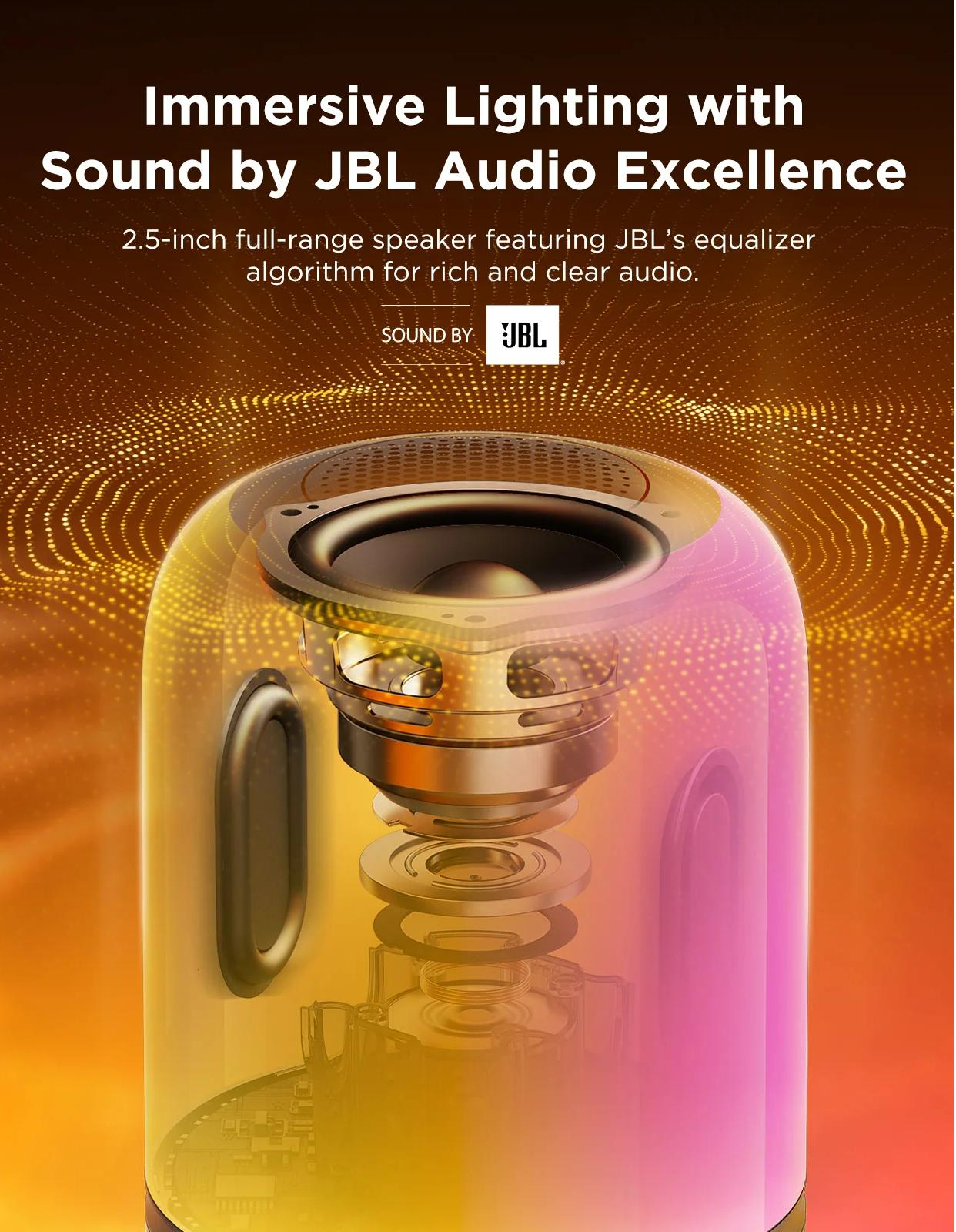 Un altoparlante trasparente con il logo JBL, all'interno un altoparlante dorato con luci rosa e gialle.