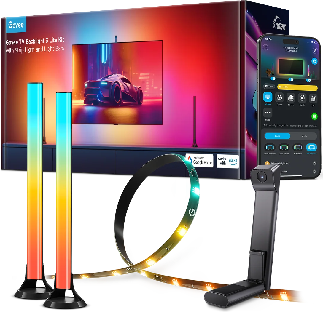 Una TV con luci colorate, barre luminose, un telefono con un'app e una striscia luminosa. La scena include un'auto sullo schermo.