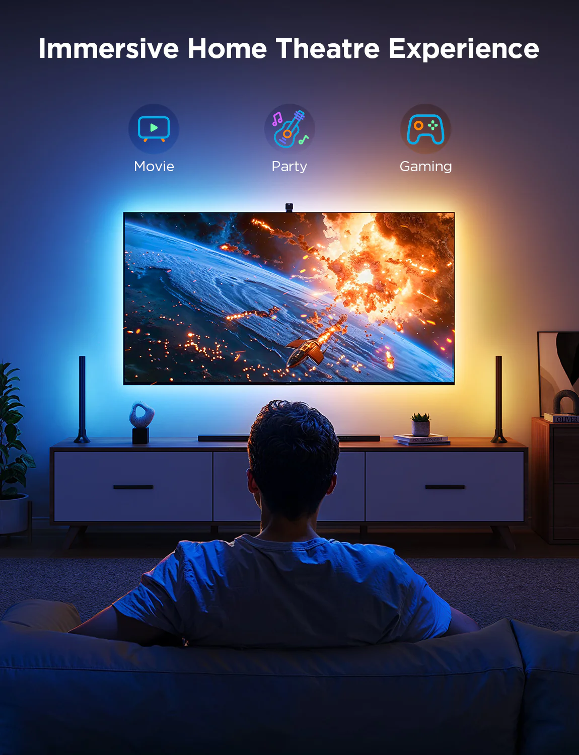 Un uomo guarda la TV in un home theater. La TV mostra una scena spaziale. Luci colorate incorniciano lo schermo. Icone per film, festa, giochi.