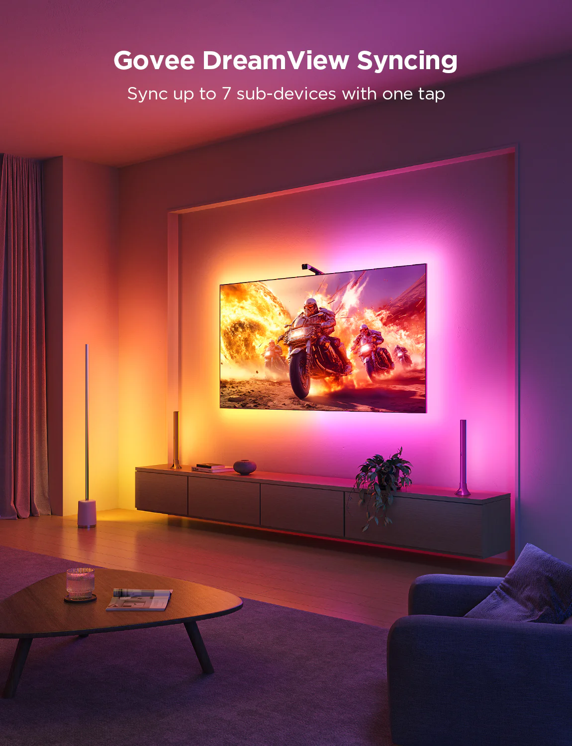 Una stanza con una TV che mostra una scena di moto. Le luci a LED illuminano lo spazio, mostrando la funzione Govee DreamView Syncing.