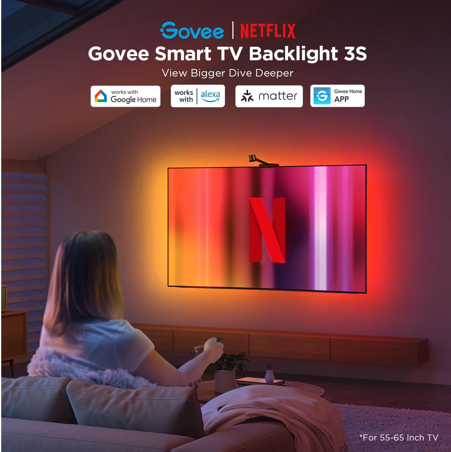 Una donna guarda un programma Netflix su una TV con retroilluminazione. La TV è montata e la stanza ha un design moderno.