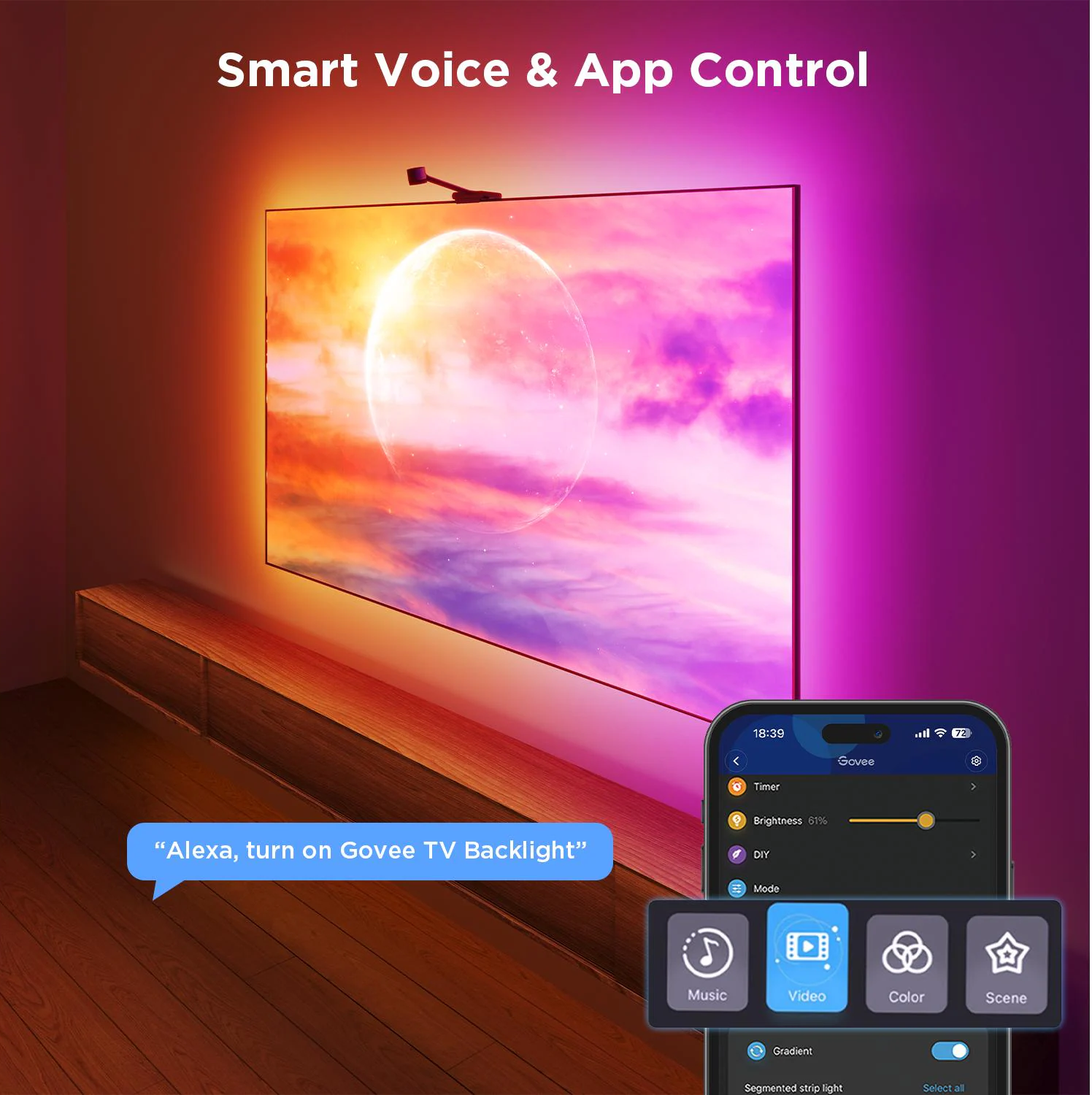 Un televisore mostra un'immagine colorata. Un telefono mostra l'interfaccia di un'app. La scena include un mobile in legno e la frase "Alexa, accendi la retroilluminazione TV Govee".