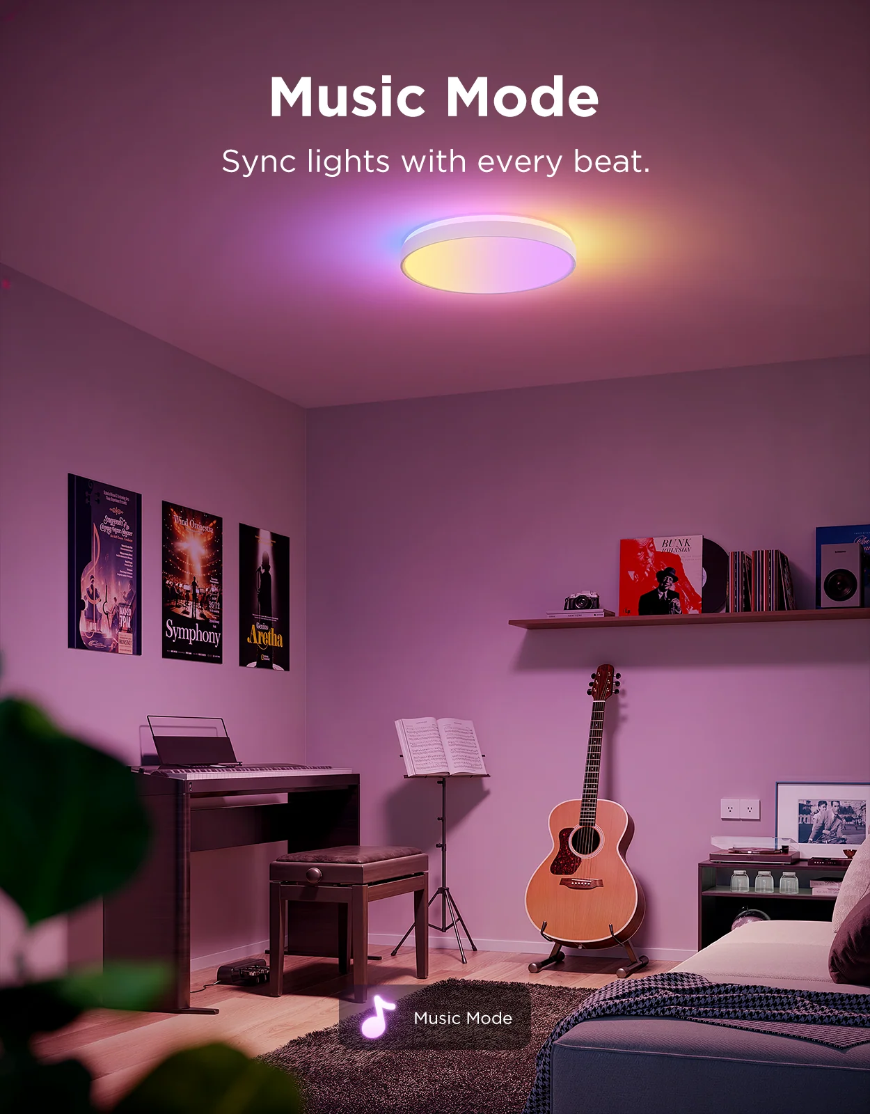 Une pièce avec un plafonnier changeant de couleur. Des affiches, un piano, une guitare et une étagère avec des disques sont également visibles.