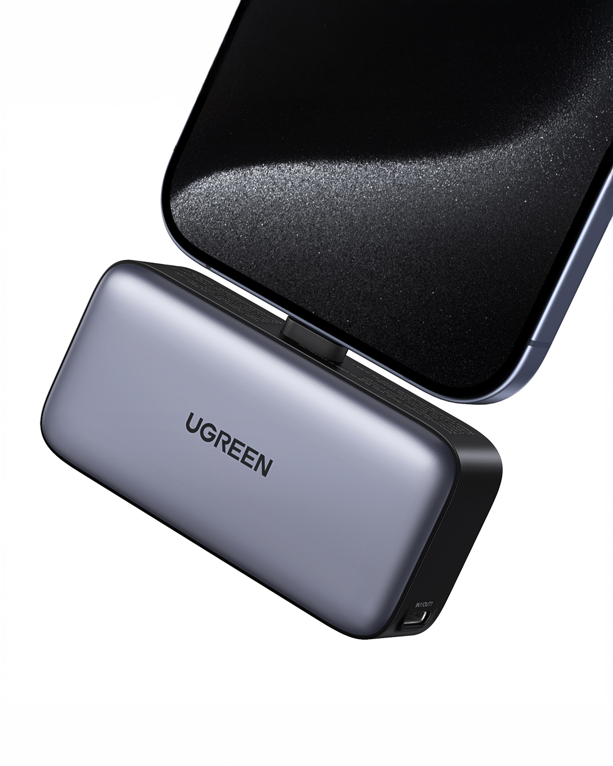 Bir UGREEN powerbank bir akıllı telefona bağlı. Powerbank gri ve siyahtır, UGREEN logosu vardır. Telefon siyahtır.