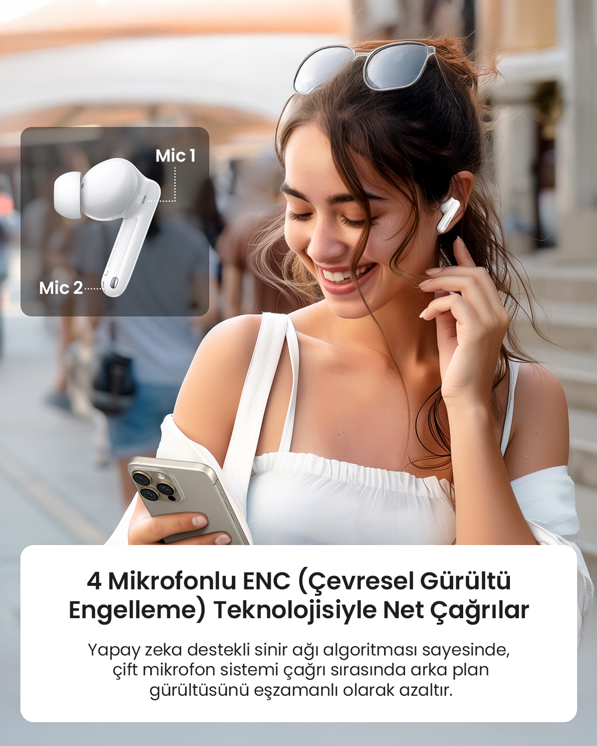 Güneş gözlüğü ve telefon tutan, gülümseyen bir kadın. Beyaz kulaklık kullanıyor. Metin kulaklıkların özelliklerini anlatıyor.