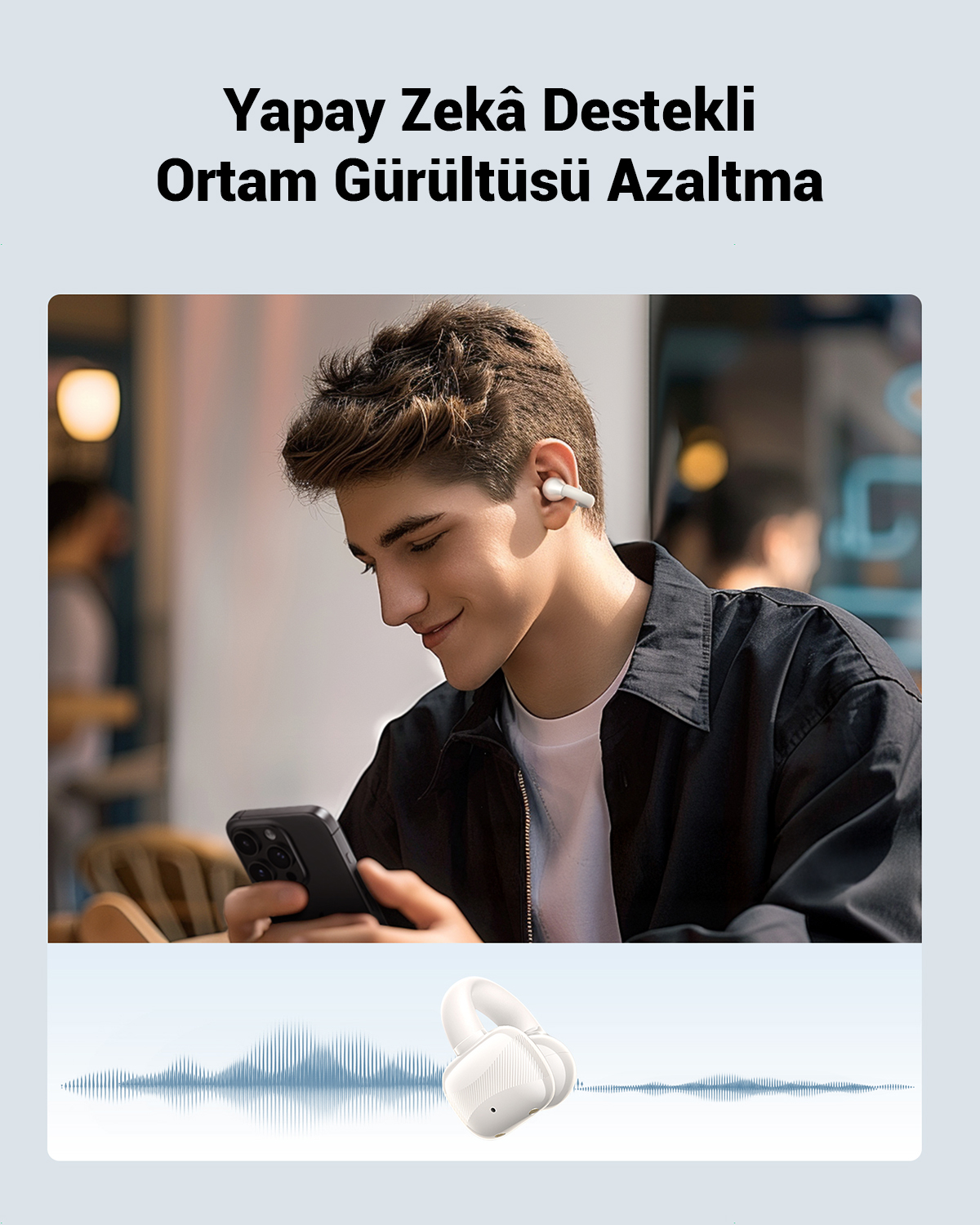 Kulaklık takan bir adam telefonuna bakıyor. Görüntü, gürültü önleyici kulaklıkları tanıtıyor.