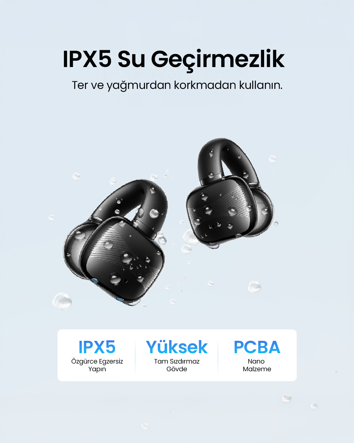 Siyah kablosuz kulaklıklar, su damlacıkları ve metin: IPX5, Yüksek, PCBA. Arka plan açık mavi.