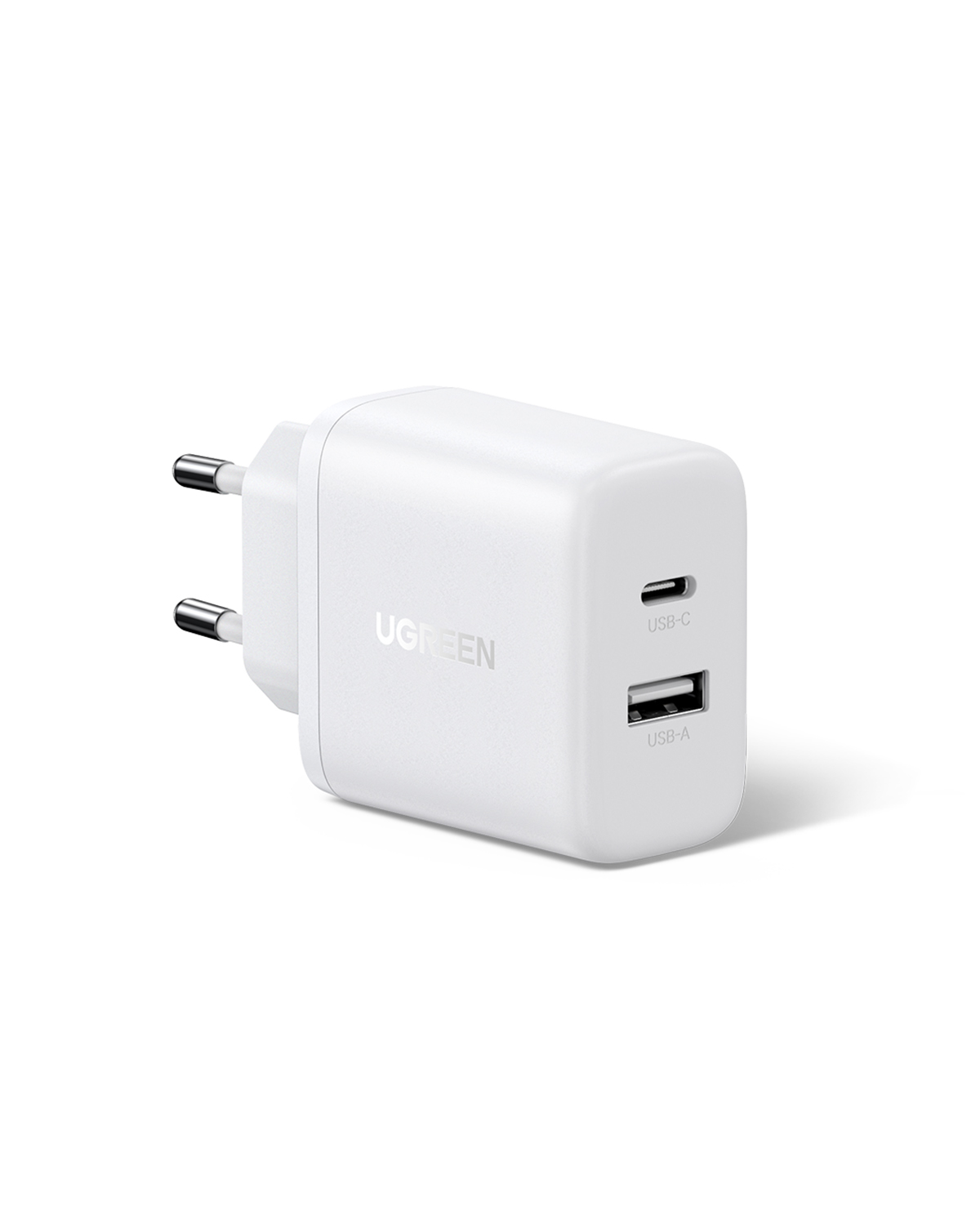 Beyaz bir UGREEN USB şarj cihazı. USB-C ve USB-A portları ve iki metal pimi vardır. Arka plan, gölgeli beyazdır.