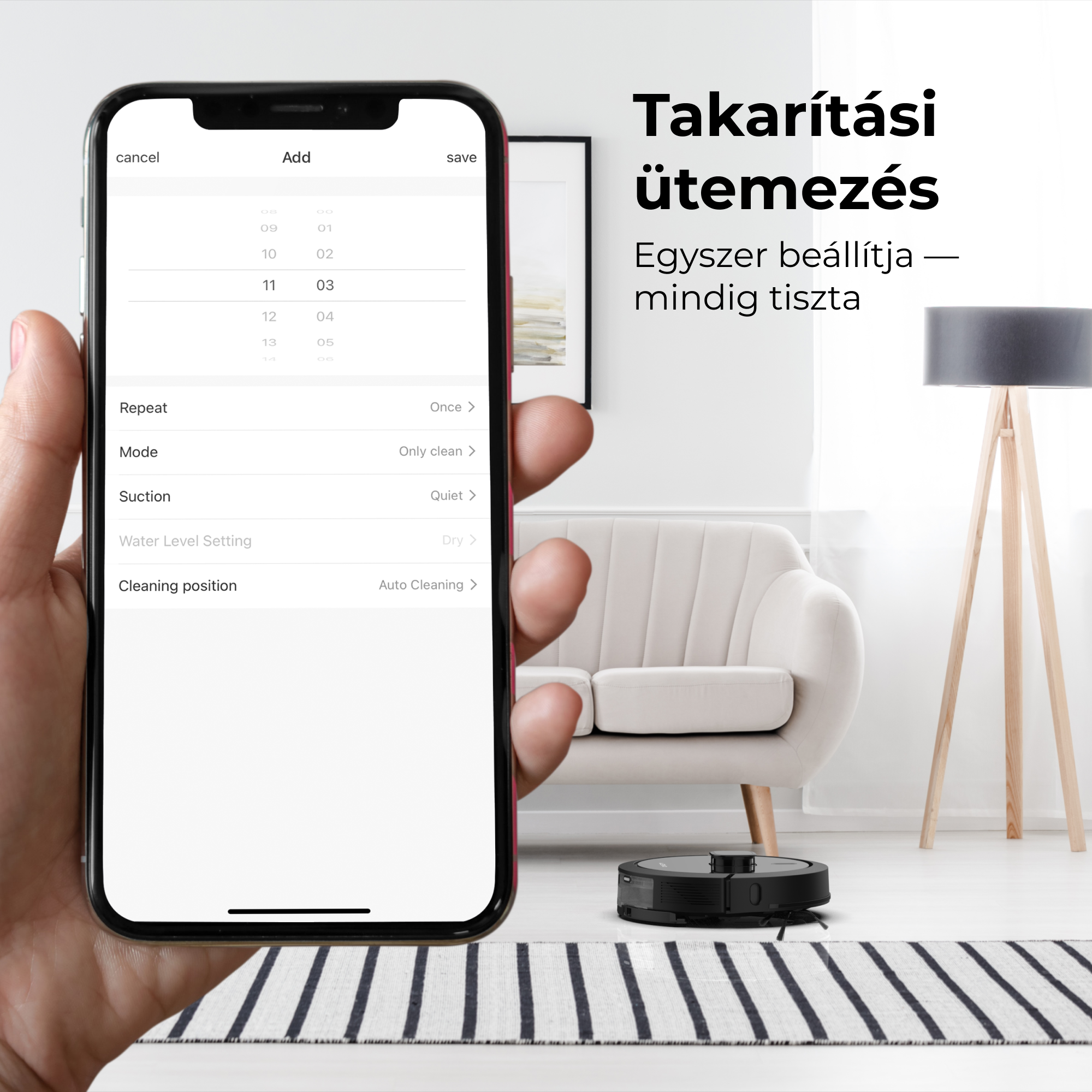 Egy kéz egy takarítási ütemezést mutató telefont tart. Egy robotporszívó a padlón. Egy kanapé és egy lámpa látható.